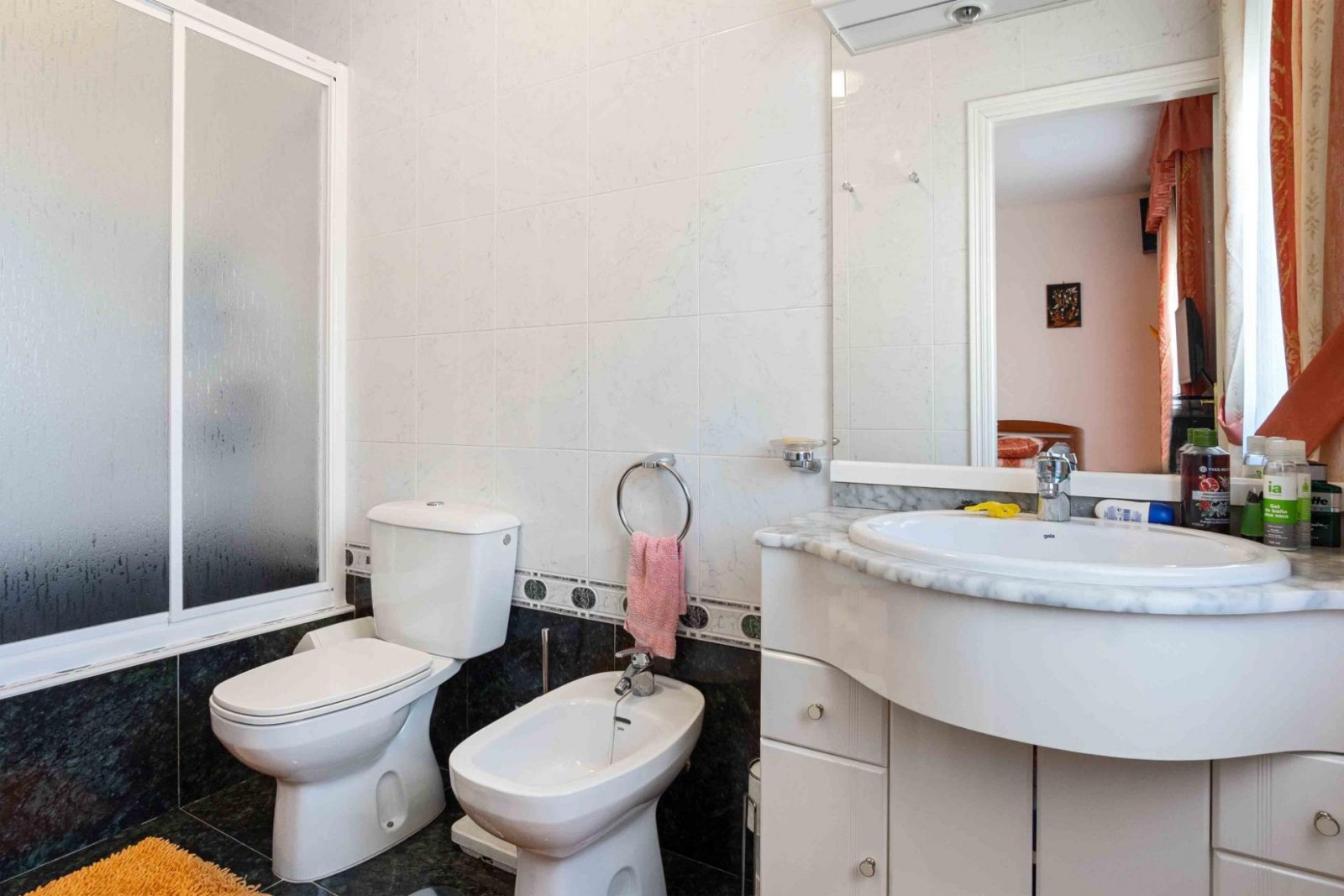Prächtige freistehende Villa mit 3 Schlafzimmern, 4 Bädern, Fitnessraum, Sauna, Garage und Privatpool nur 1 km vom Strand