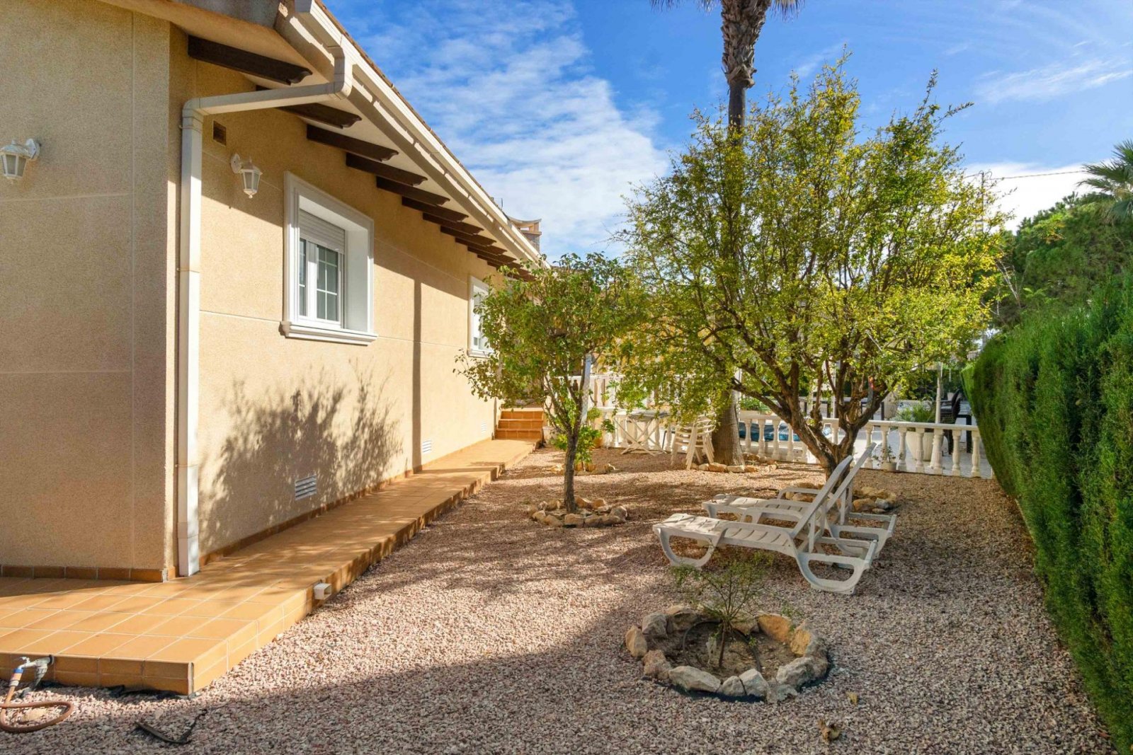 Prächtige freistehende Villa mit 3 Schlafzimmern, 4 Bädern, Fitnessraum, Sauna, Garage und Privatpool nur 1 km vom Strand