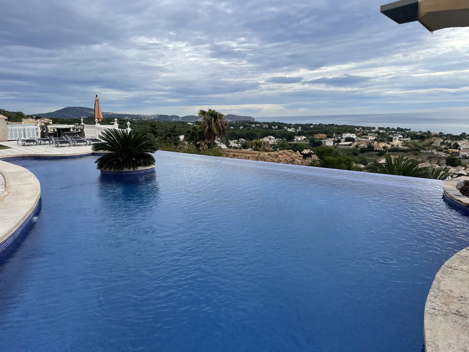 Exklusive Villa mit 2 Wohneinheiten, Privatpool und Meerblick