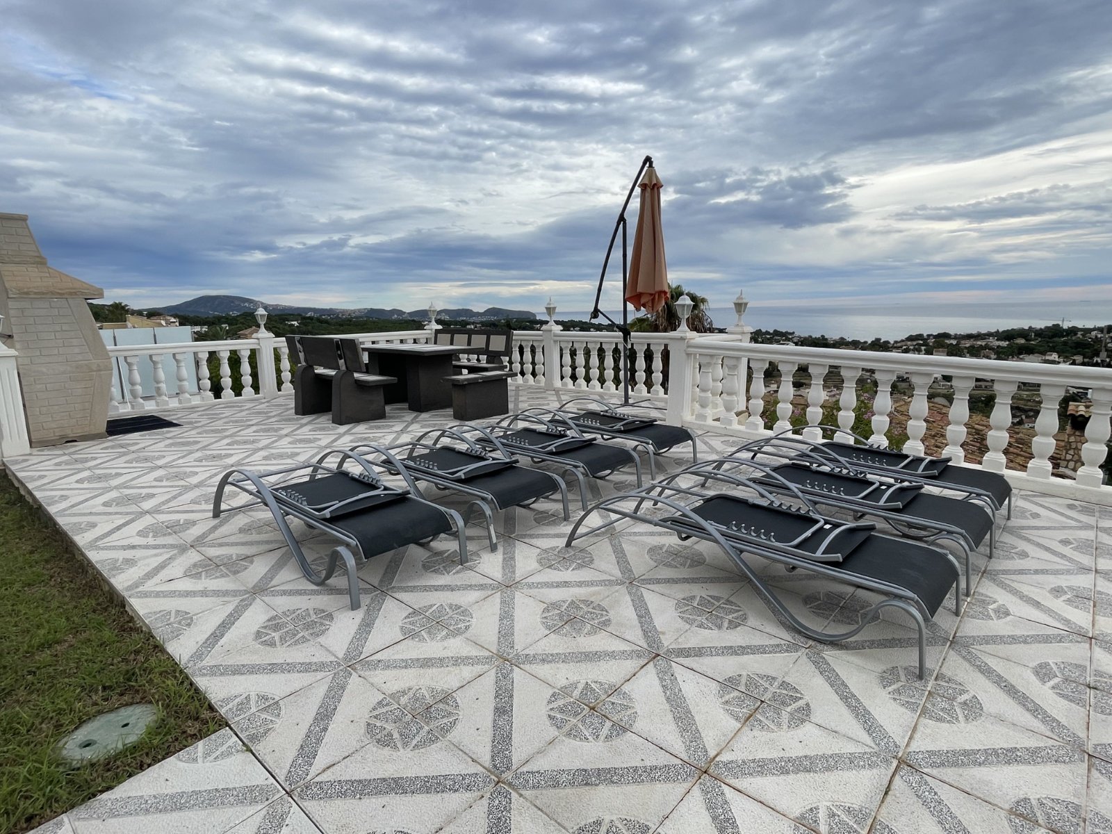 Exklusive Villa mit 2 Wohneinheiten, Privatpool und Meerblick