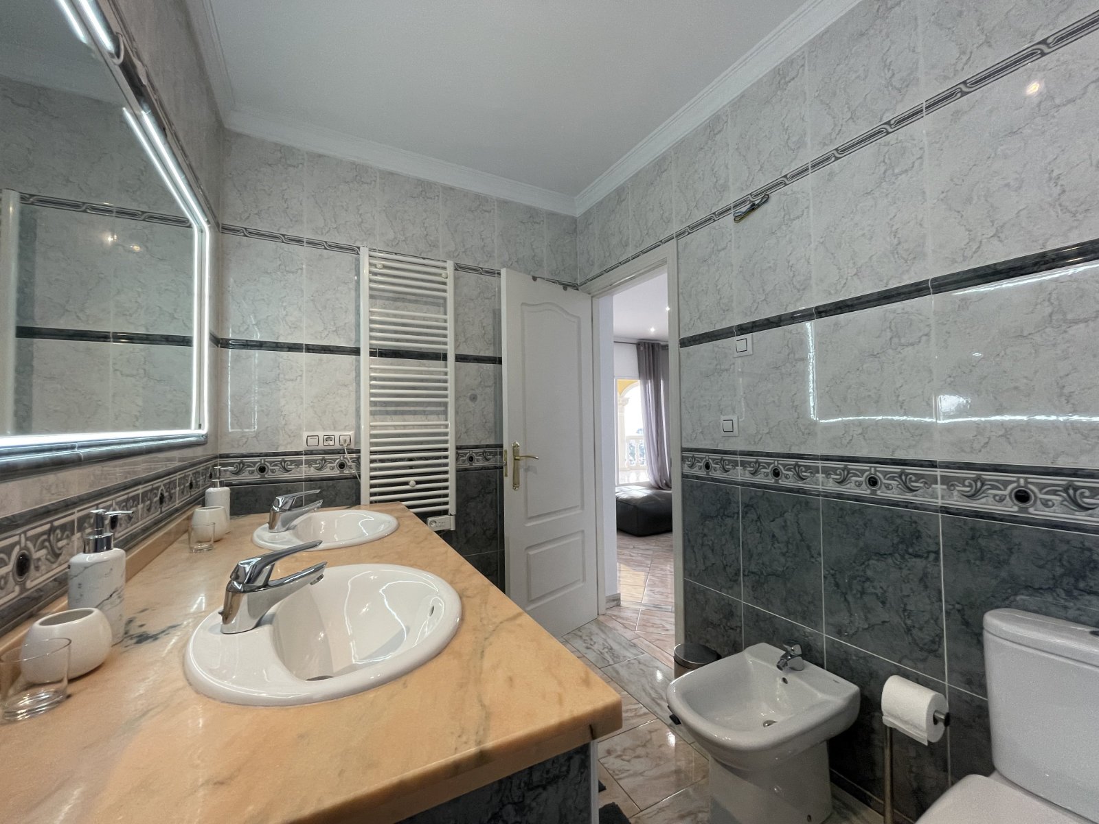 Exklusive Villa mit 2 Wohneinheiten, Privatpool und Meerblick