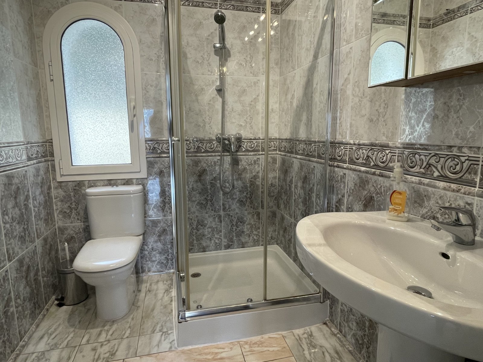 Exklusive Villa mit 2 Wohneinheiten, Privatpool und Meerblick