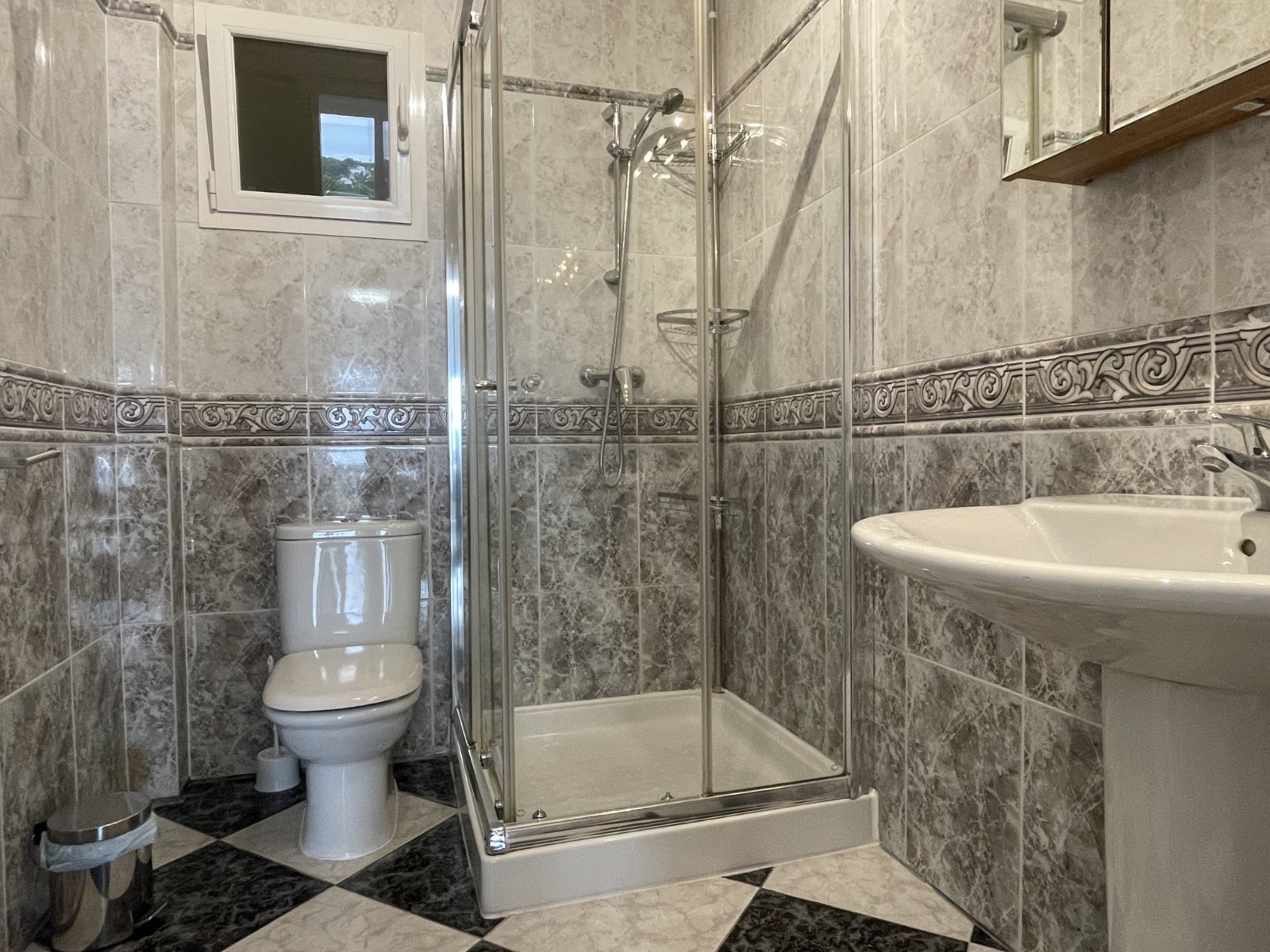 Exklusive Villa mit 2 Wohneinheiten, Privatpool und Meerblick