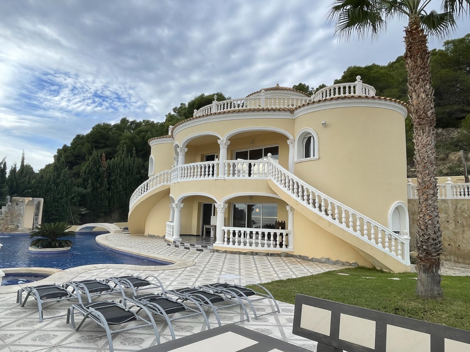 Exklusive Villa mit 2 Wohneinheiten, Privatpool und Meerblick