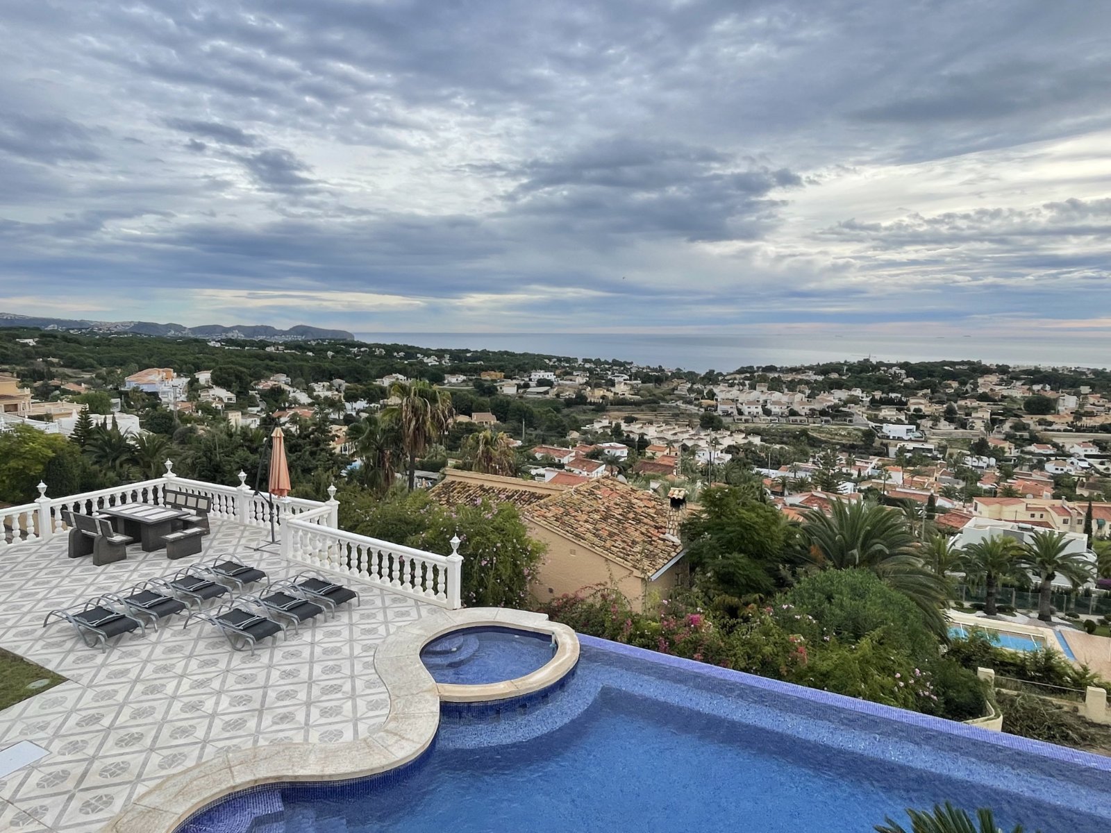 Exklusive Villa mit 2 Wohneinheiten, Privatpool und Meerblick