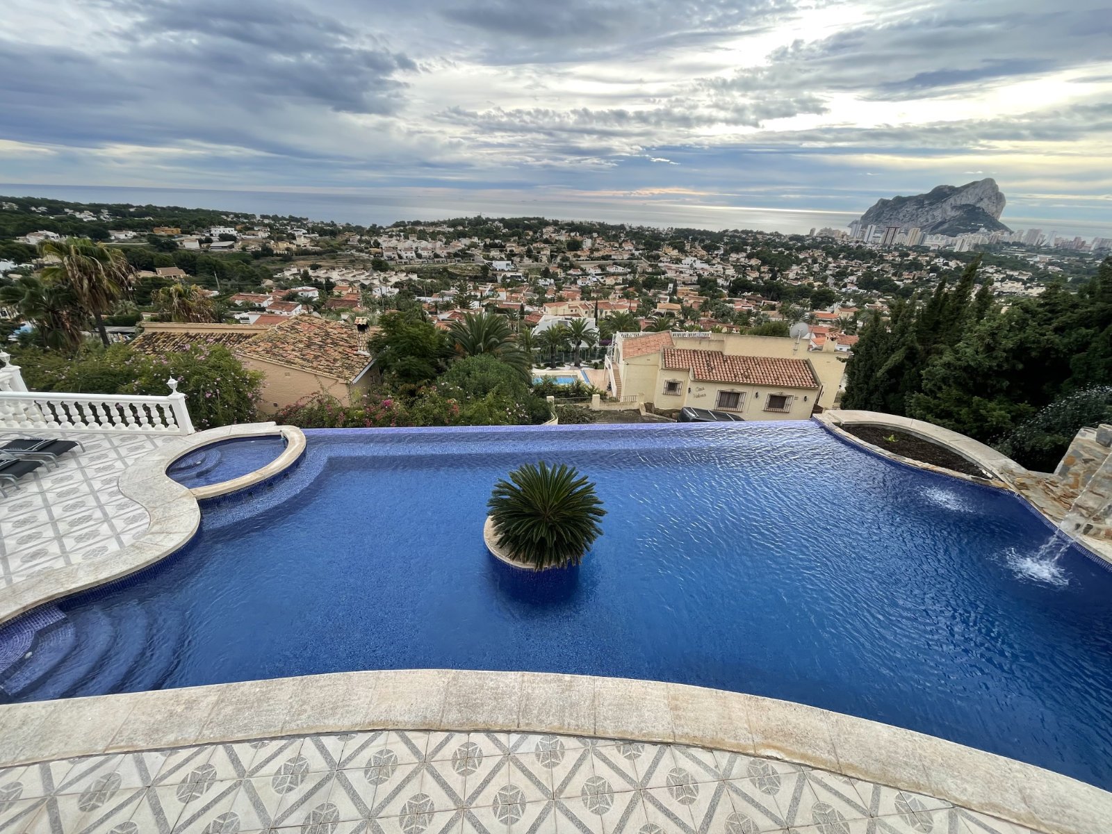 Exklusive Villa mit 2 Wohneinheiten, Privatpool und Meerblick