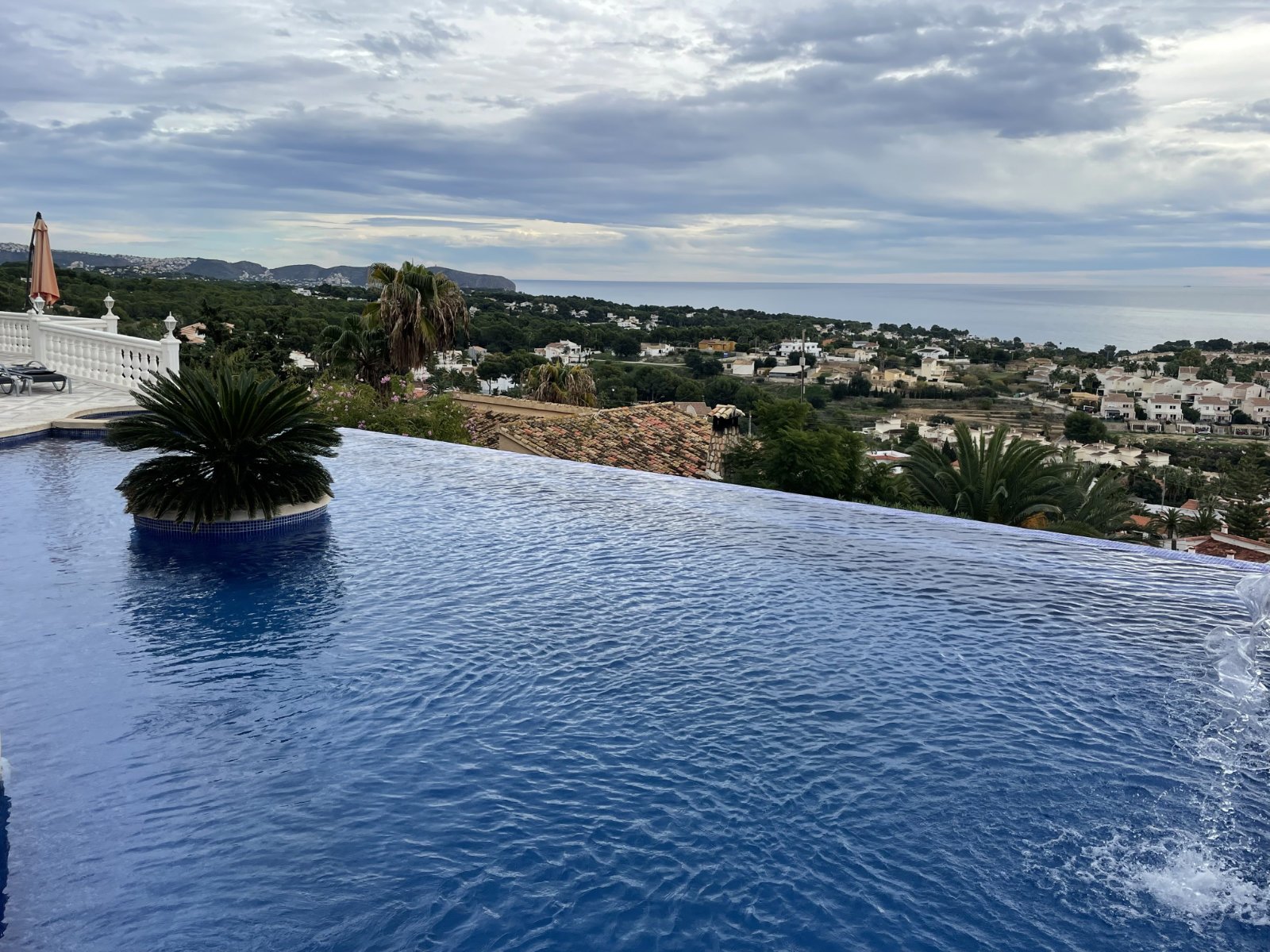 Exklusive Villa mit 2 Wohneinheiten, Privatpool und Meerblick