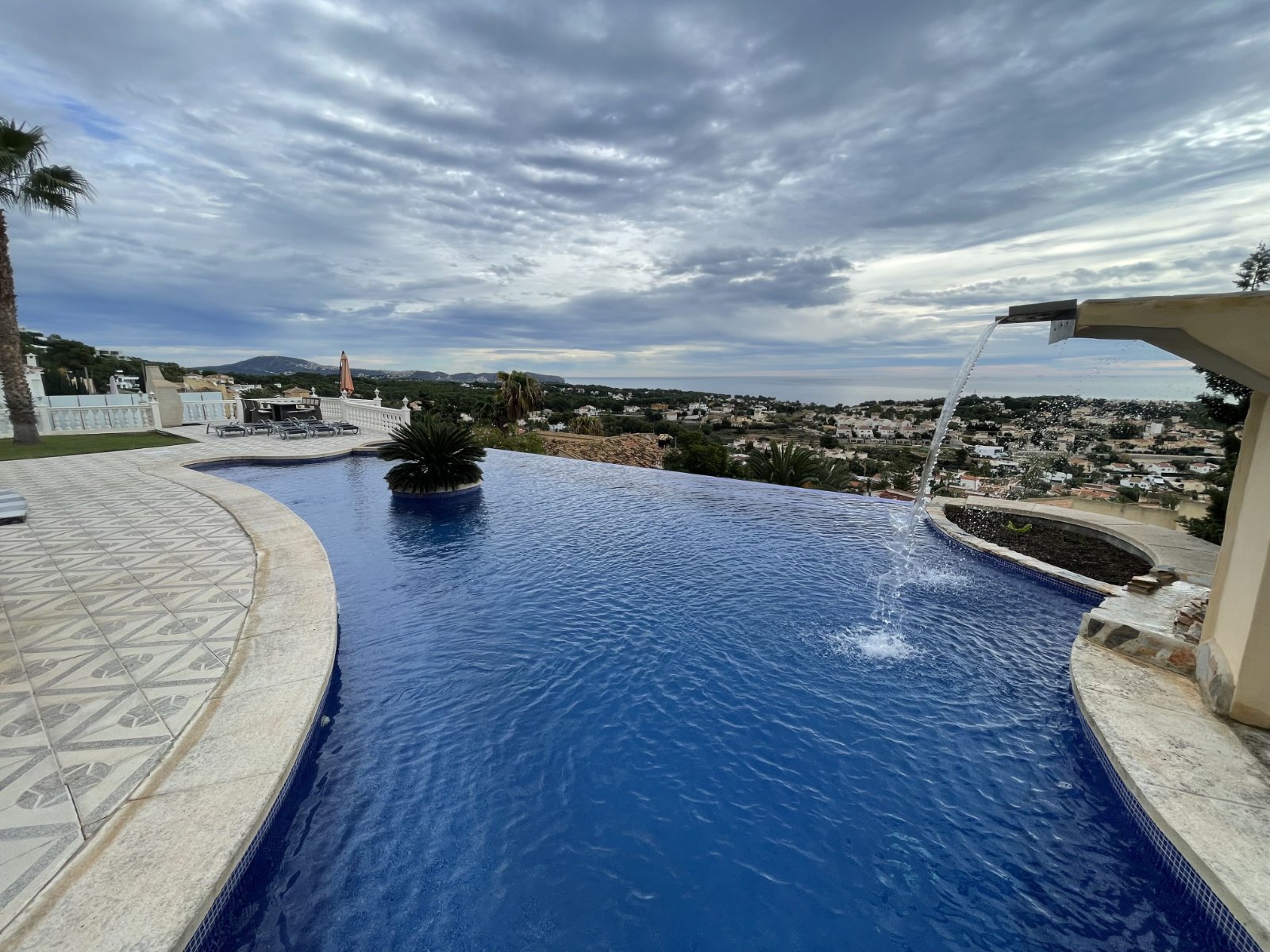 Exklusive Villa mit 2 Wohneinheiten, Privatpool und Meerblick