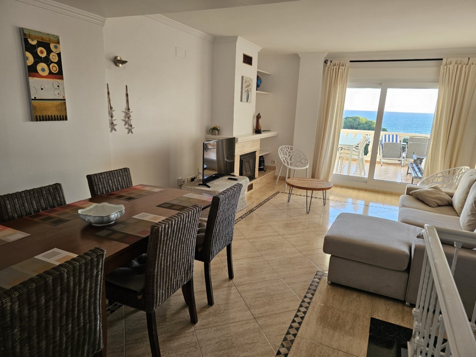 Maisonette-Wohnung mit 3 Schlafzimmern, 2 Bädern, 2 Tiefgaragenstellplätzen, Gemeinschaftspool und Meerblick