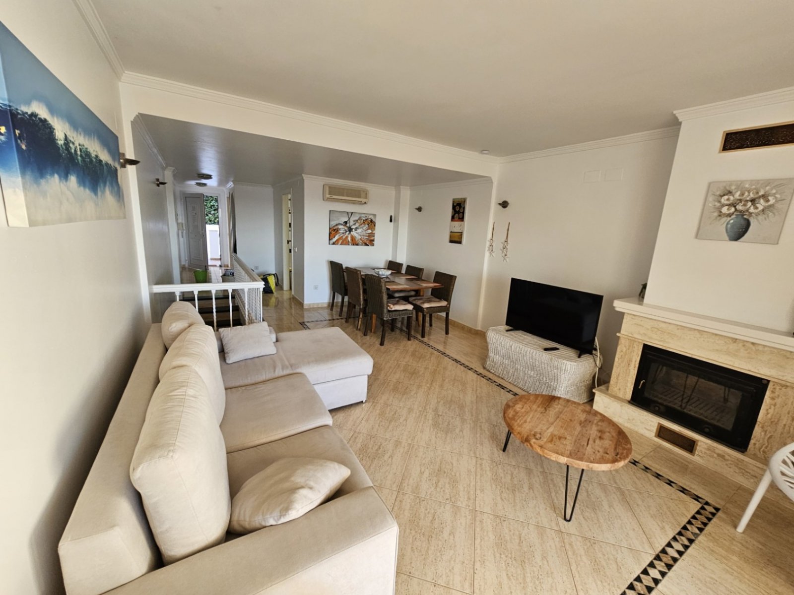 Maisonette-Wohnung mit 3 Schlafzimmern, 2 Bädern, 2 Tiefgaragenstellplätzen, Gemeinschaftspool und Meerblick
