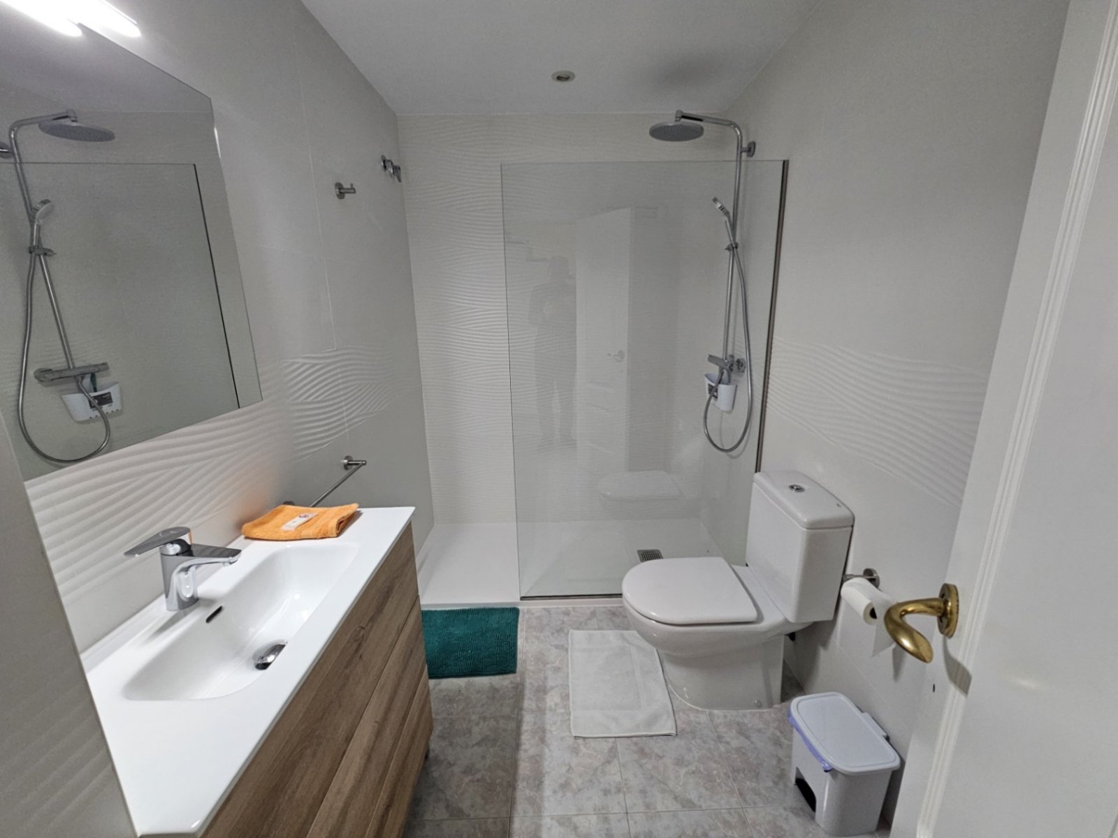 Maisonette-Wohnung mit 3 Schlafzimmern, 2 Bädern, 2 Tiefgaragenstellplätzen, Gemeinschaftspool und Meerblick