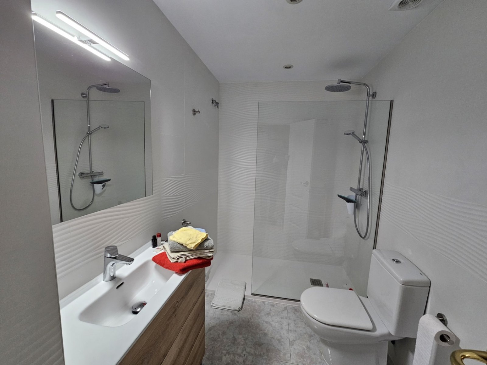 Maisonette-Wohnung mit 3 Schlafzimmern, 2 Bädern, 2 Tiefgaragenstellplätzen, Gemeinschaftspool und Meerblick