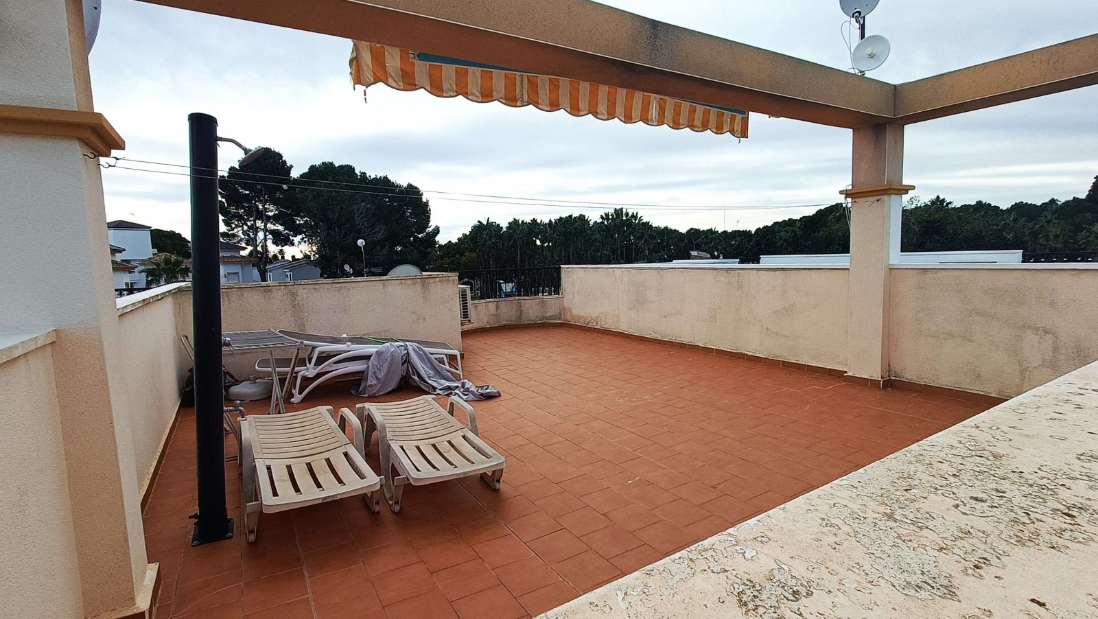 Appartement mit 2 Schlafzimmern, 1 Bad, Dachterrasse und Gemeinschaftspool