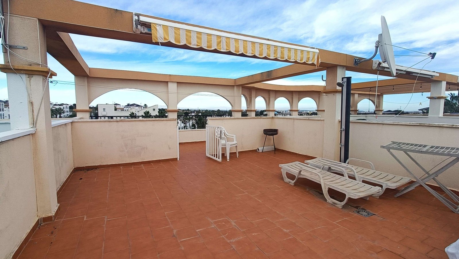 Appartement mit 2 Schlafzimmern, 1 Bad, Dachterrasse und Gemeinschaftspool