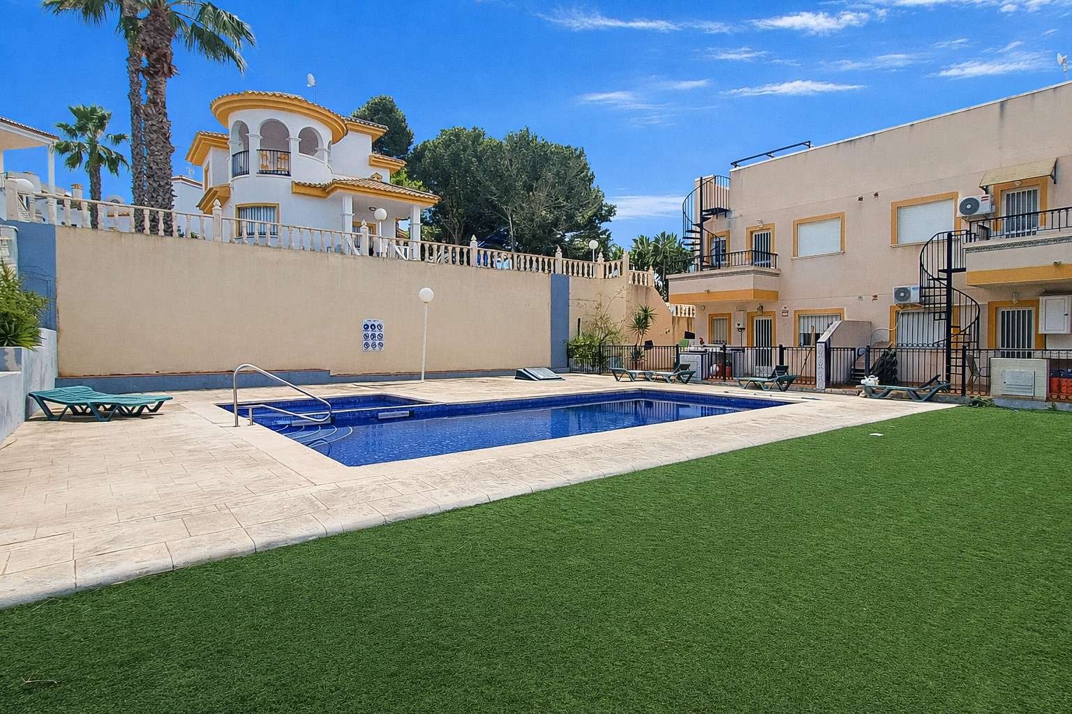Appartement mit 2 Schlafzimmern, 1 Bad, Dachterrasse und Gemeinschaftspool