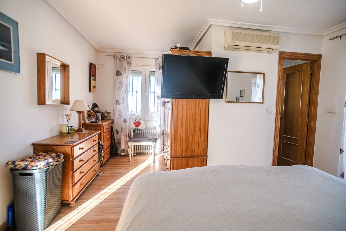 Wunderschöne Villa mit 6 Schlafzimmern, 6 Bädern, Dachterrasse, Alarmanlage und Privatpool