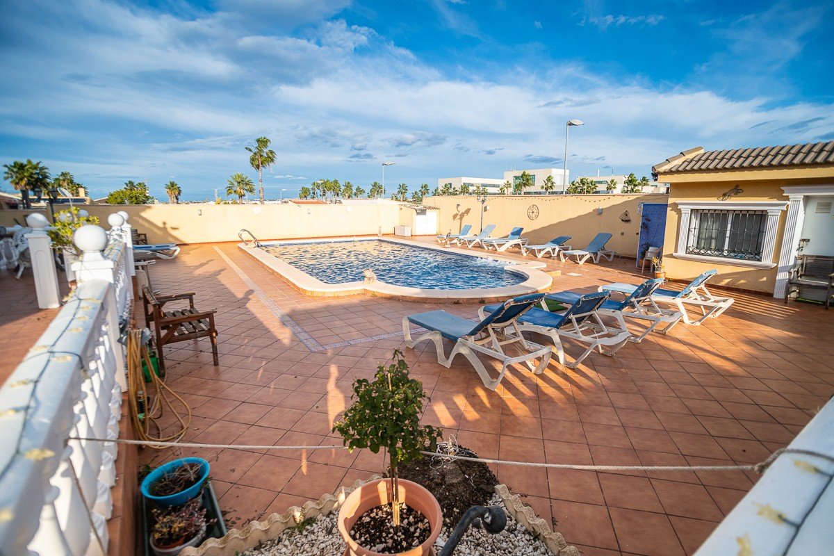 Wunderschöne Villa mit 6 Schlafzimmern, 6 Bädern, Dachterrasse, Alarmanlage und Privatpool