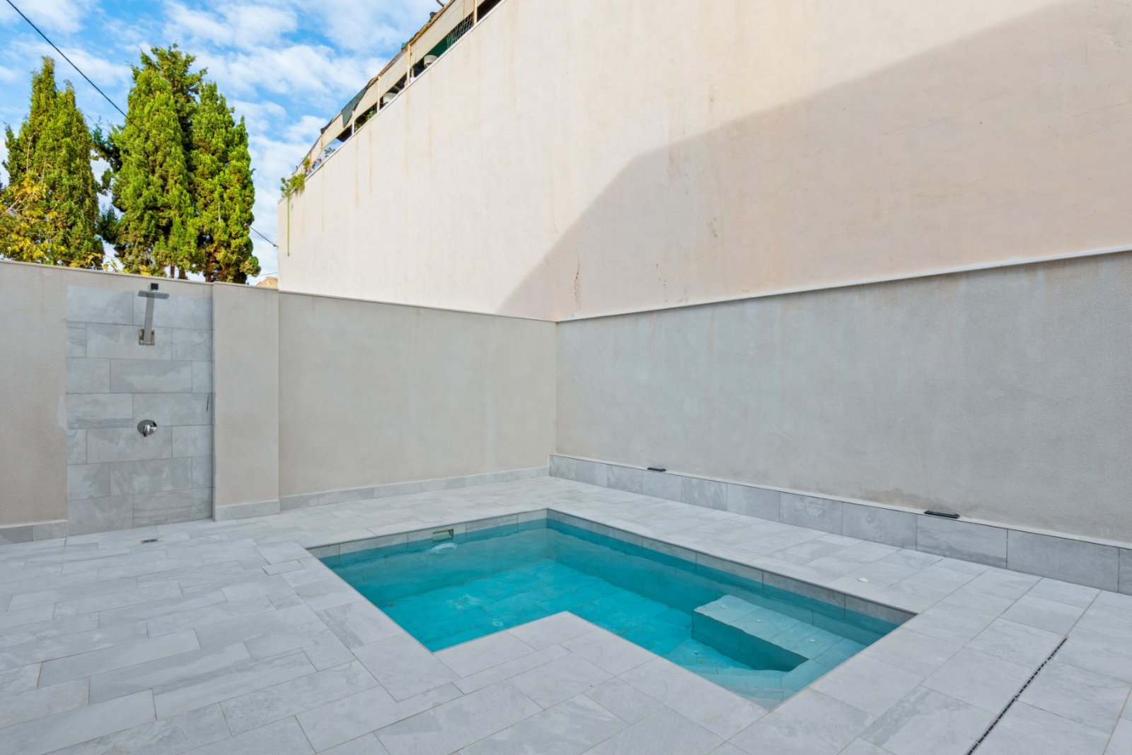 Renovierte Doppelhaushälfte mit 4 Schlafzimmern, 3 Bädern, Dachterrasse, Privatpool und Meerblick