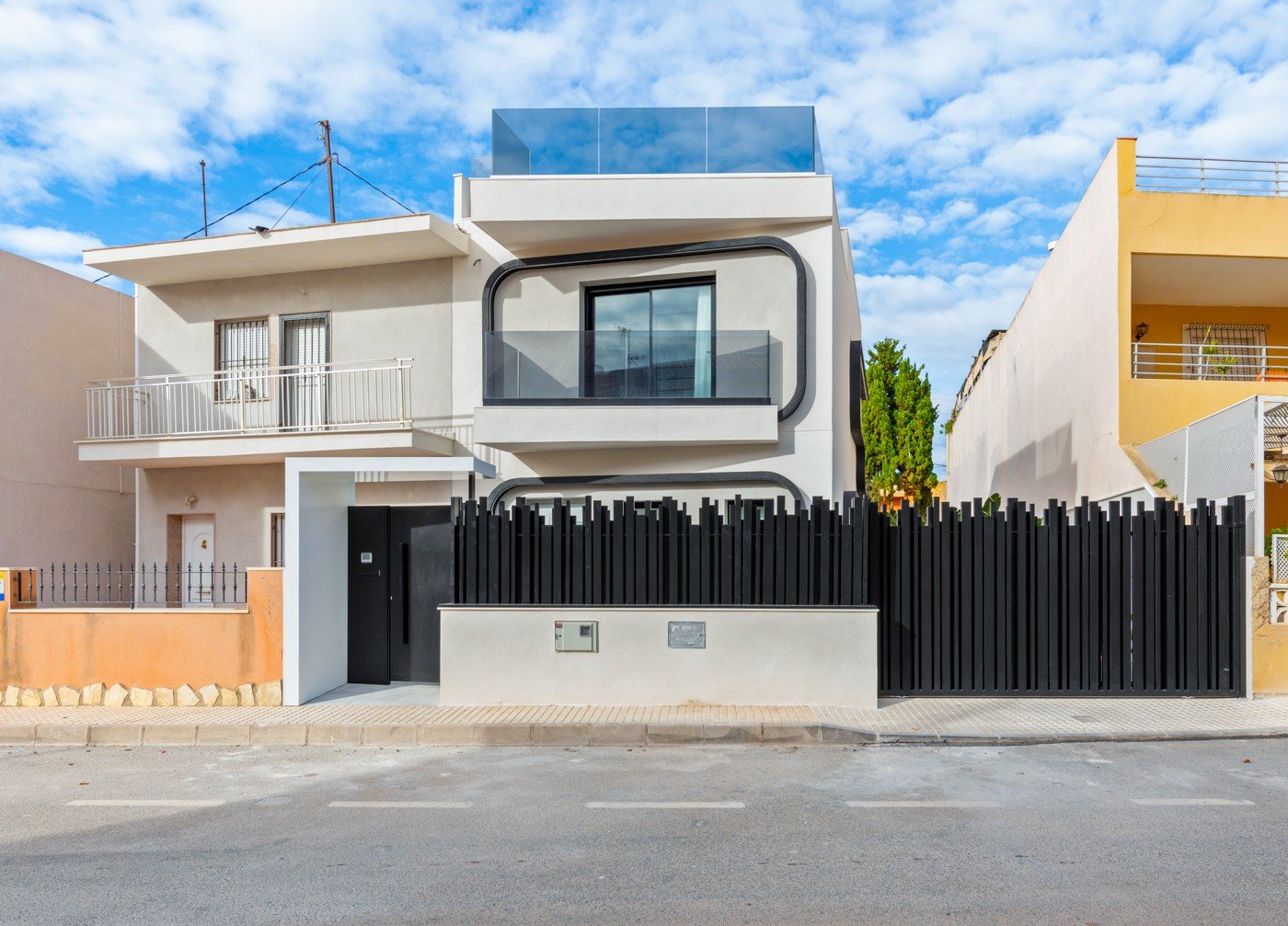Renovierte Doppelhaushälfte mit 4 Schlafzimmern, 3 Bädern, Dachterrasse, Privatpool und Meerblick