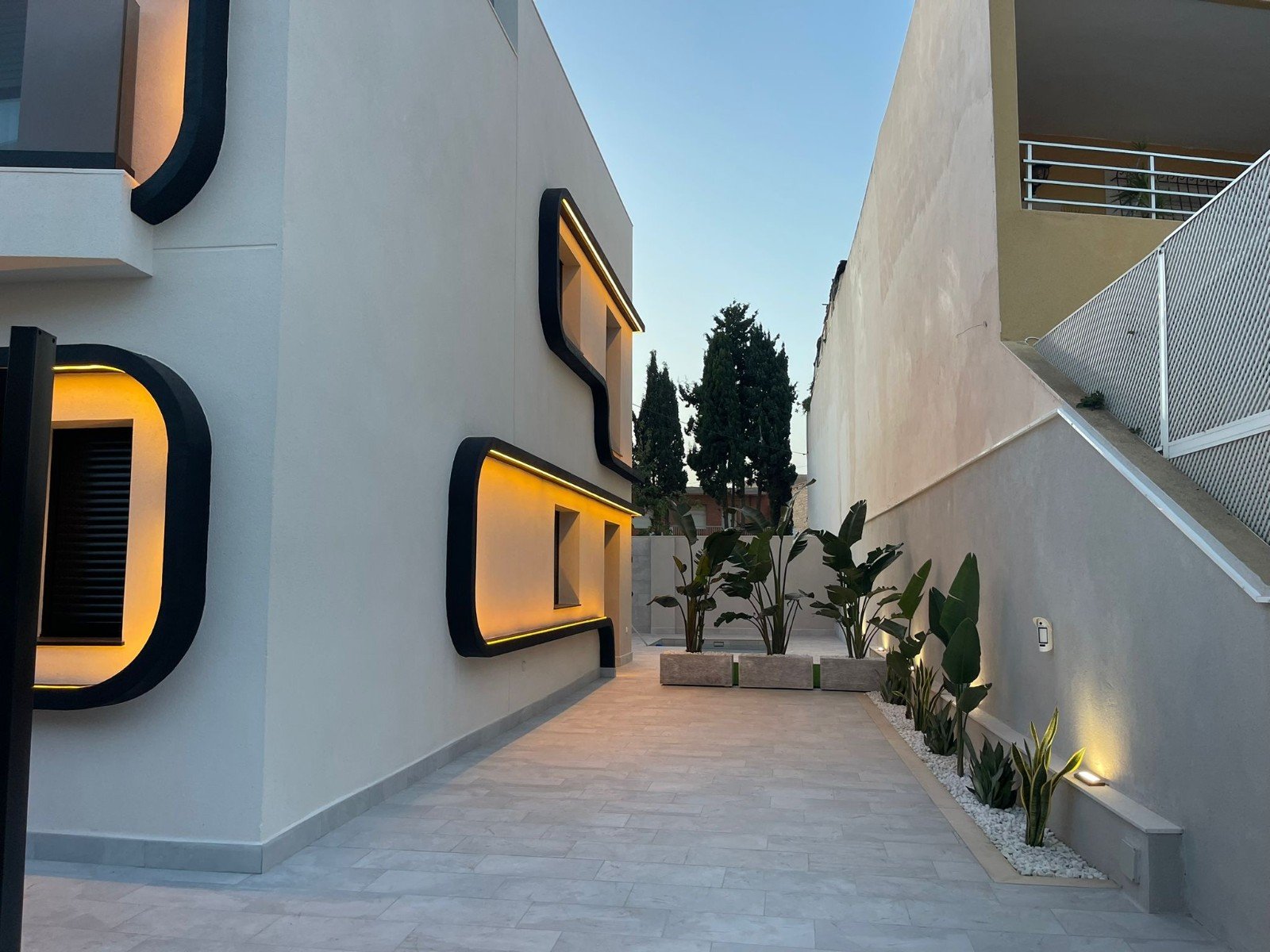 Renovierte Doppelhaushälfte mit 4 Schlafzimmern, 3 Bädern, Dachterrasse, Privatpool und Meerblick