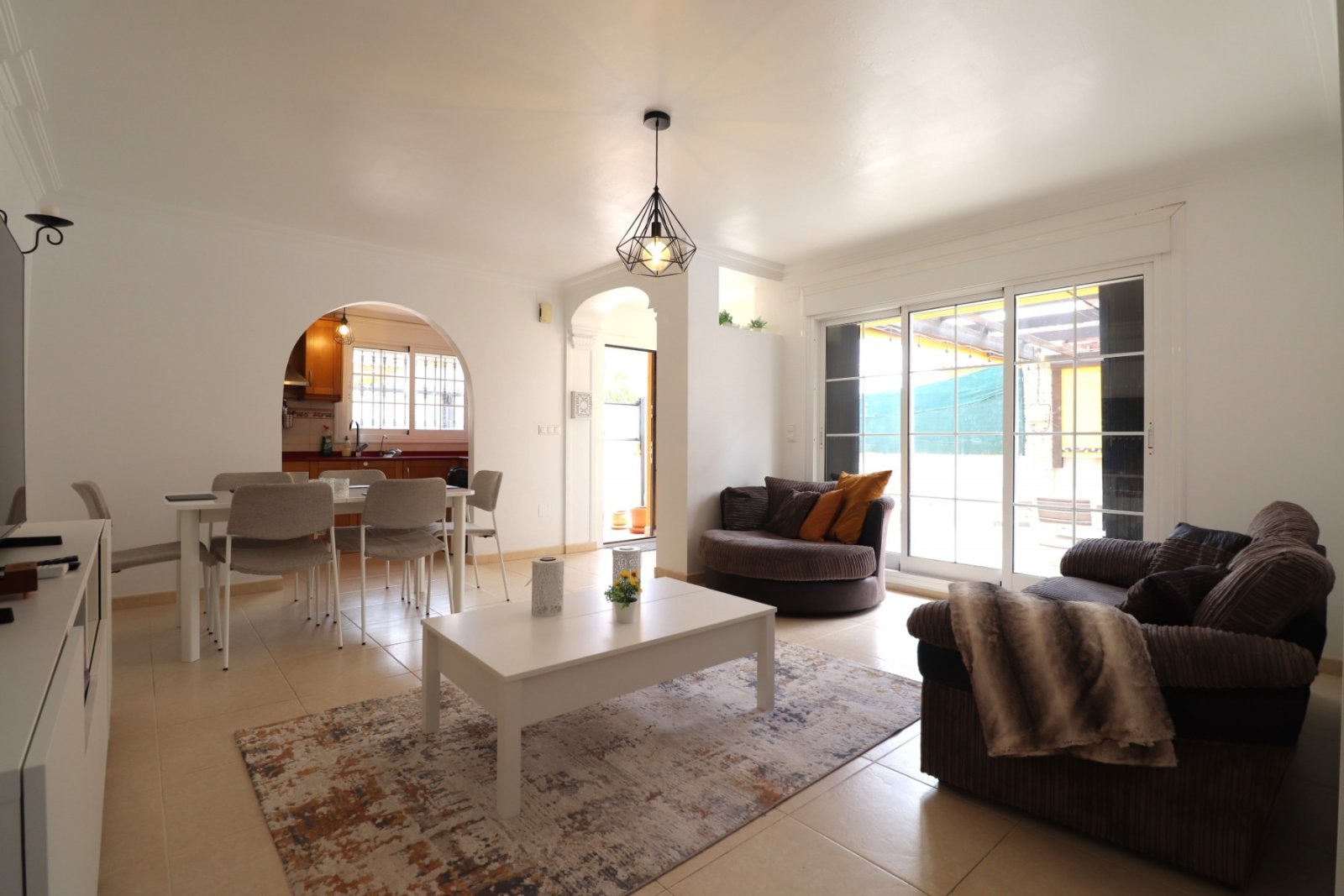 Doppelhaushälfte mit 3 Schlafzimmern, 2 Bädern, Dachterrasse und Privatpool