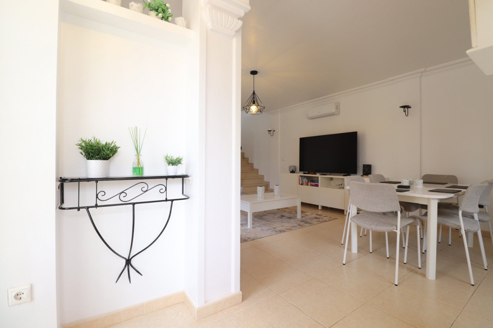 Doppelhaushälfte mit 3 Schlafzimmern, 2 Bädern, Dachterrasse und Privatpool