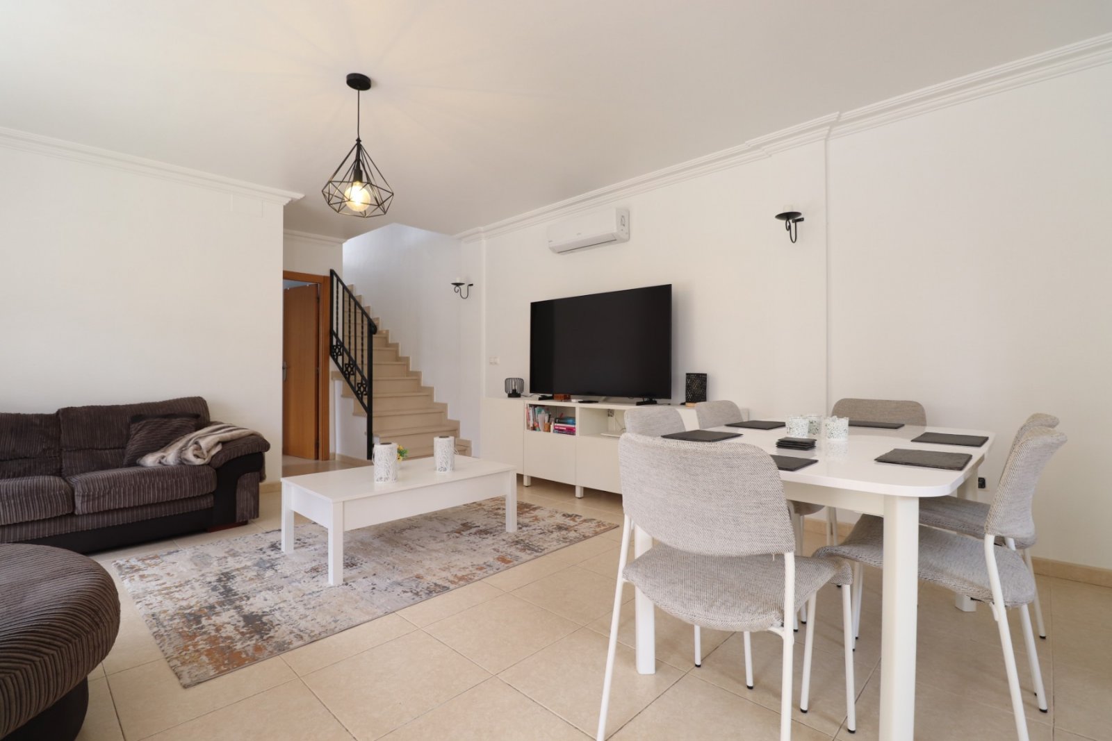 Doppelhaushälfte mit 3 Schlafzimmern, 2 Bädern, Dachterrasse und Privatpool