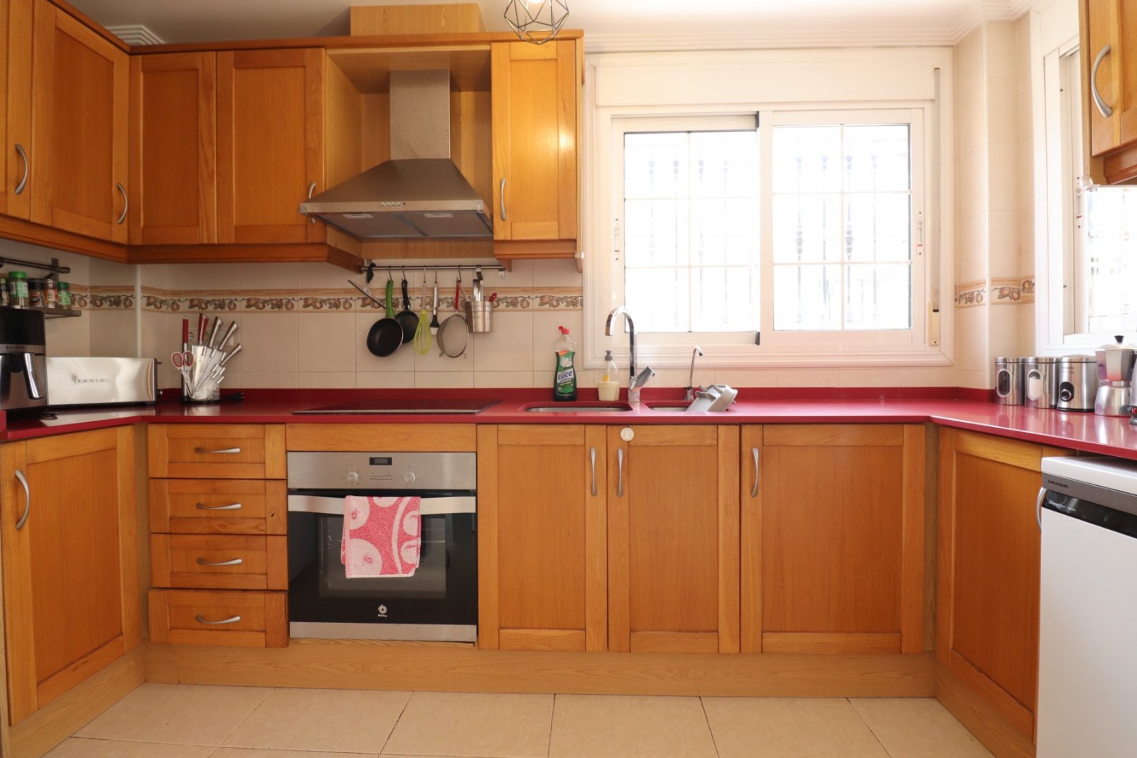 Doppelhaushälfte mit 3 Schlafzimmern, 2 Bädern, Dachterrasse und Privatpool