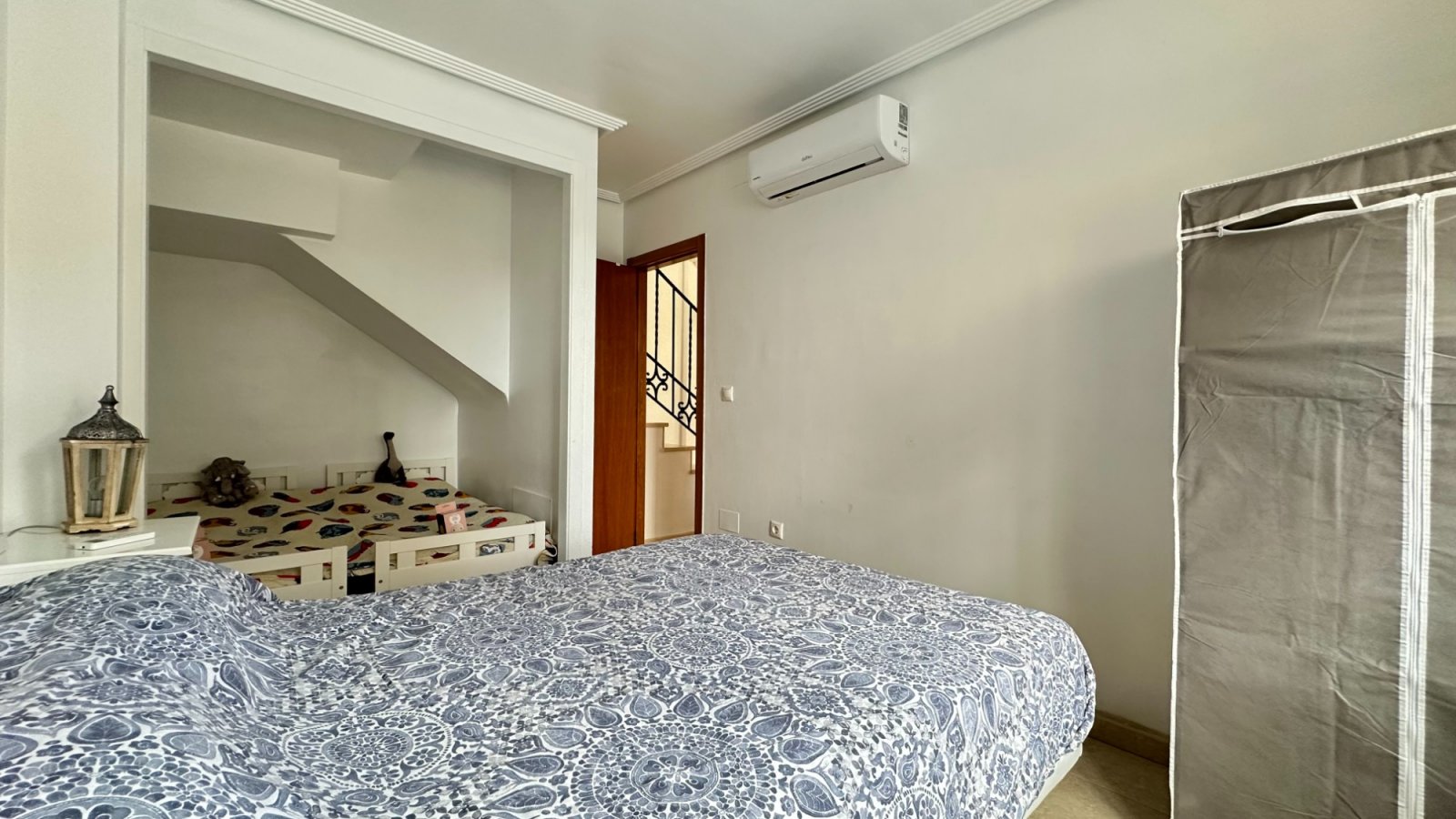 Doppelhaushälfte mit 3 Schlafzimmern, 2 Bädern, Dachterrasse und Privatpool