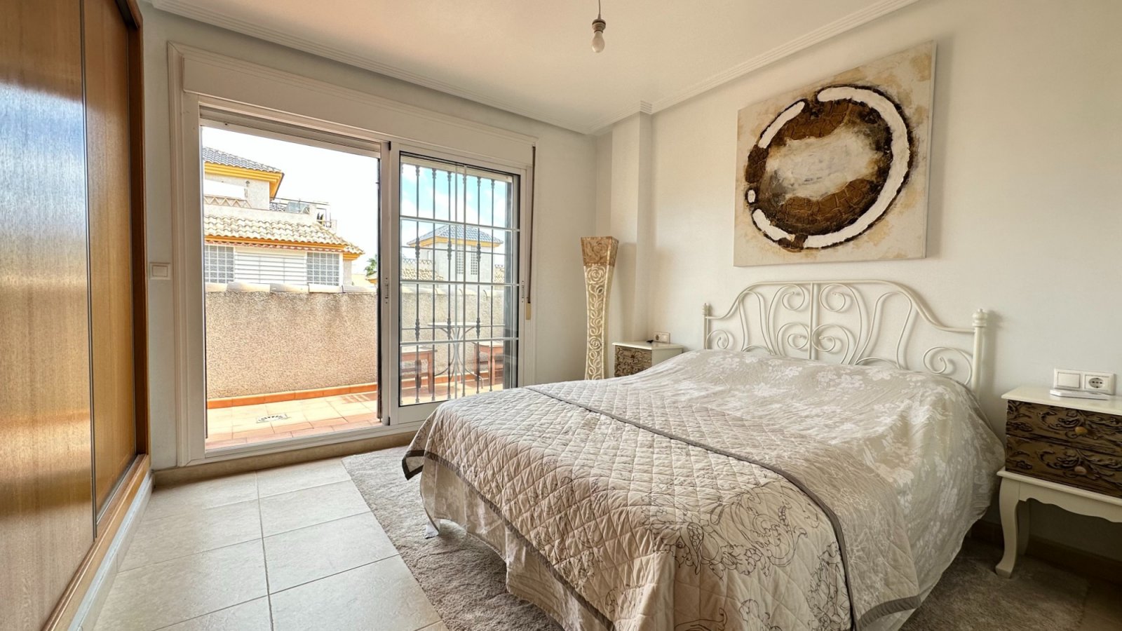 Doppelhaushälfte mit 3 Schlafzimmern, 2 Bädern, Dachterrasse und Privatpool