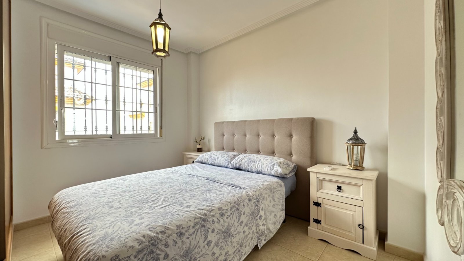 Doppelhaushälfte mit 3 Schlafzimmern, 2 Bädern, Dachterrasse und Privatpool