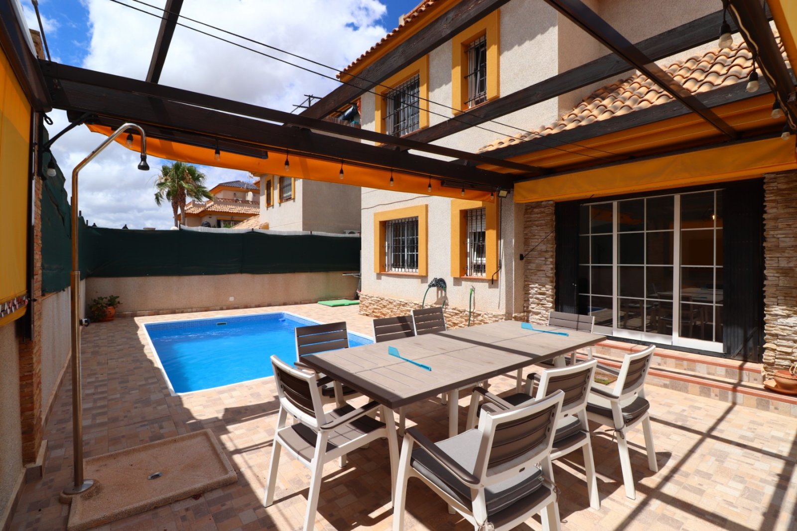 Doppelhaushälfte mit 3 Schlafzimmern, 2 Bädern, Dachterrasse und Privatpool
