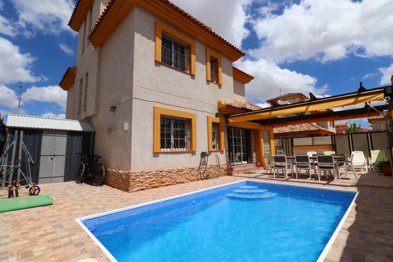 Doppelhaushälfte mit 3 Schlafzimmern, 2 Bädern, Dachterrasse und Privatpool