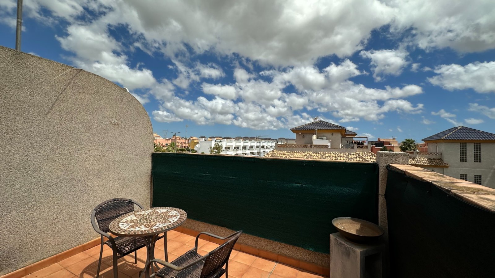 Doppelhaushälfte mit 3 Schlafzimmern, 2 Bädern, Dachterrasse und Privatpool