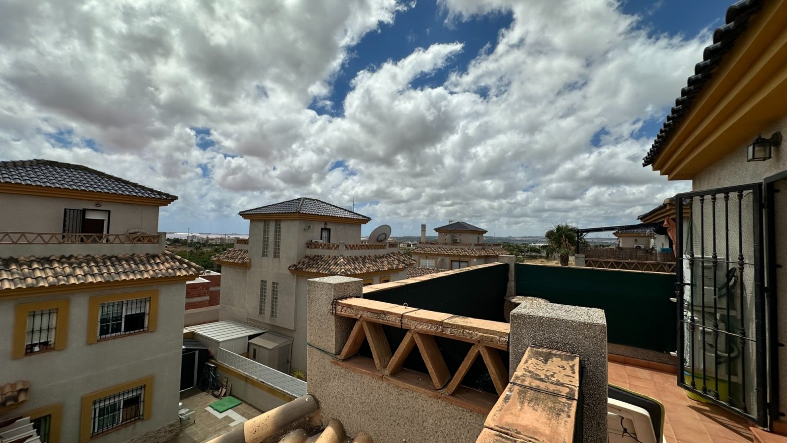 Doppelhaushälfte mit 3 Schlafzimmern, 2 Bädern, Dachterrasse und Privatpool