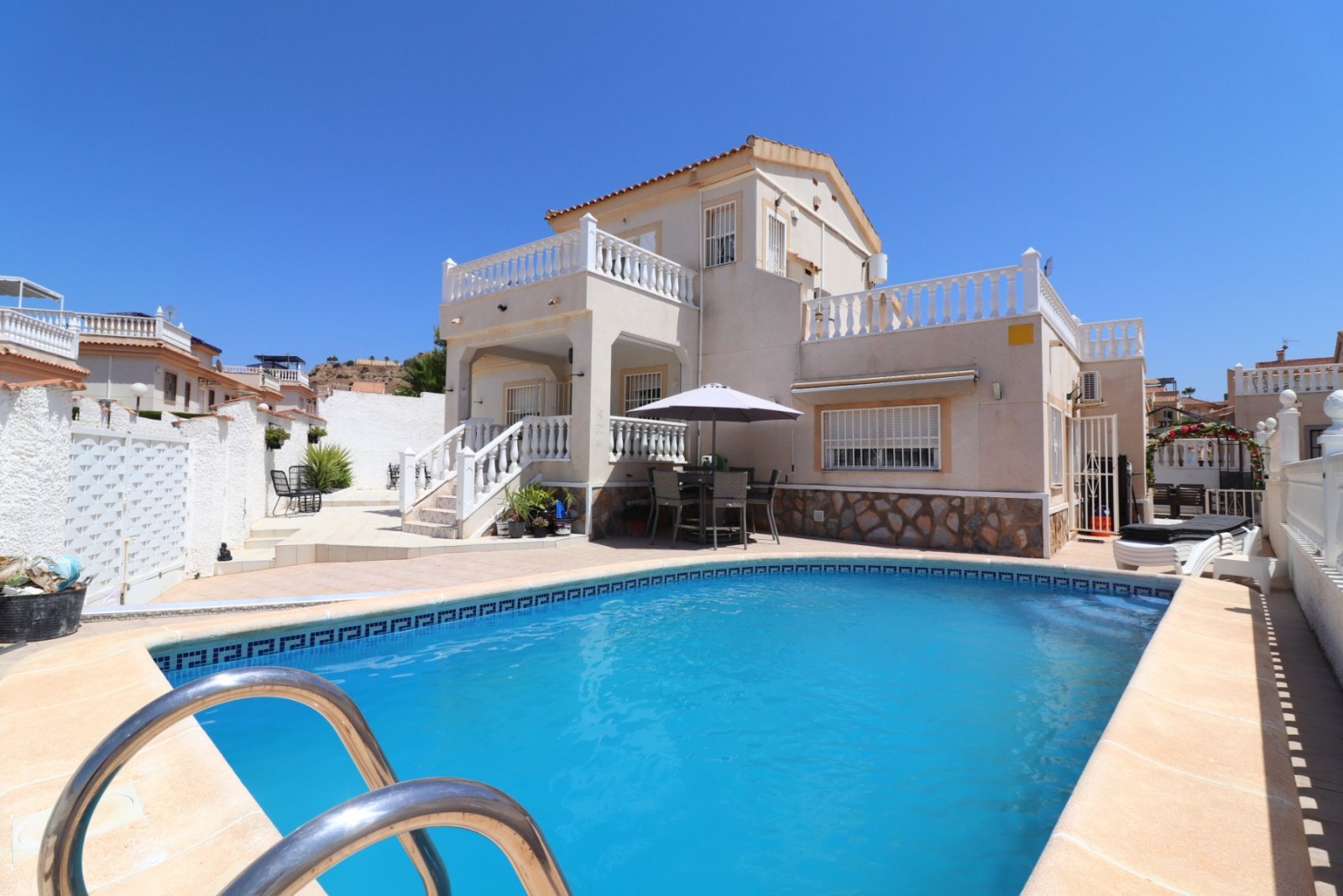 Makellos gepflegte freistehende Villa mit vier Schlafzimmern, 3 Bädern, Dachterrasse und Privatpool 