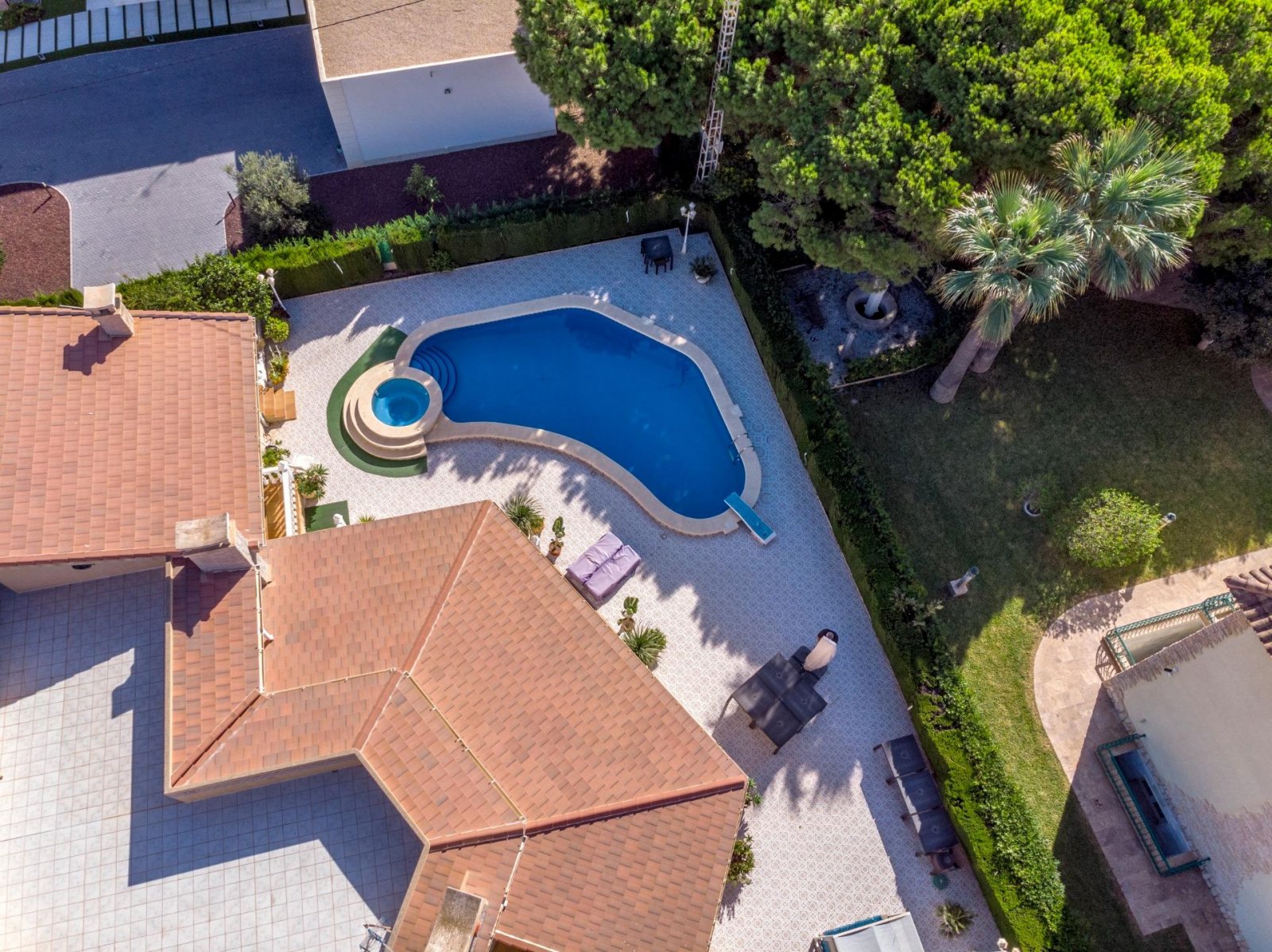 Prächtige freistehende Villa mit 3 Schlafzimmern, 4 Bädern, Fitnessraum, Sauna, Garage und Privatpool nur 1 km vom Strand