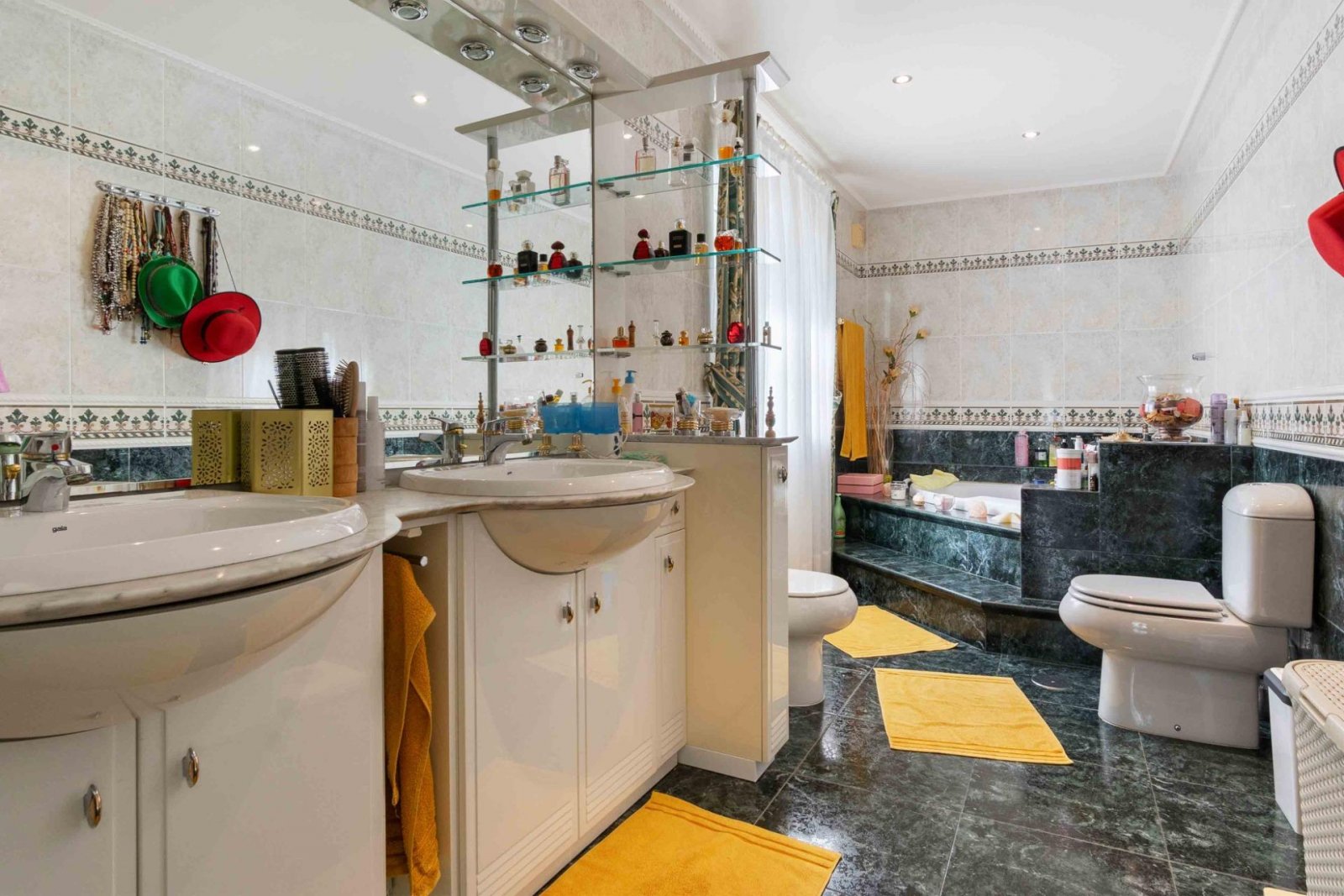 Prächtige freistehende Villa mit 3 Schlafzimmern, 4 Bädern, Fitnessraum, Sauna, Garage und Privatpool nur 1 km vom Strand
