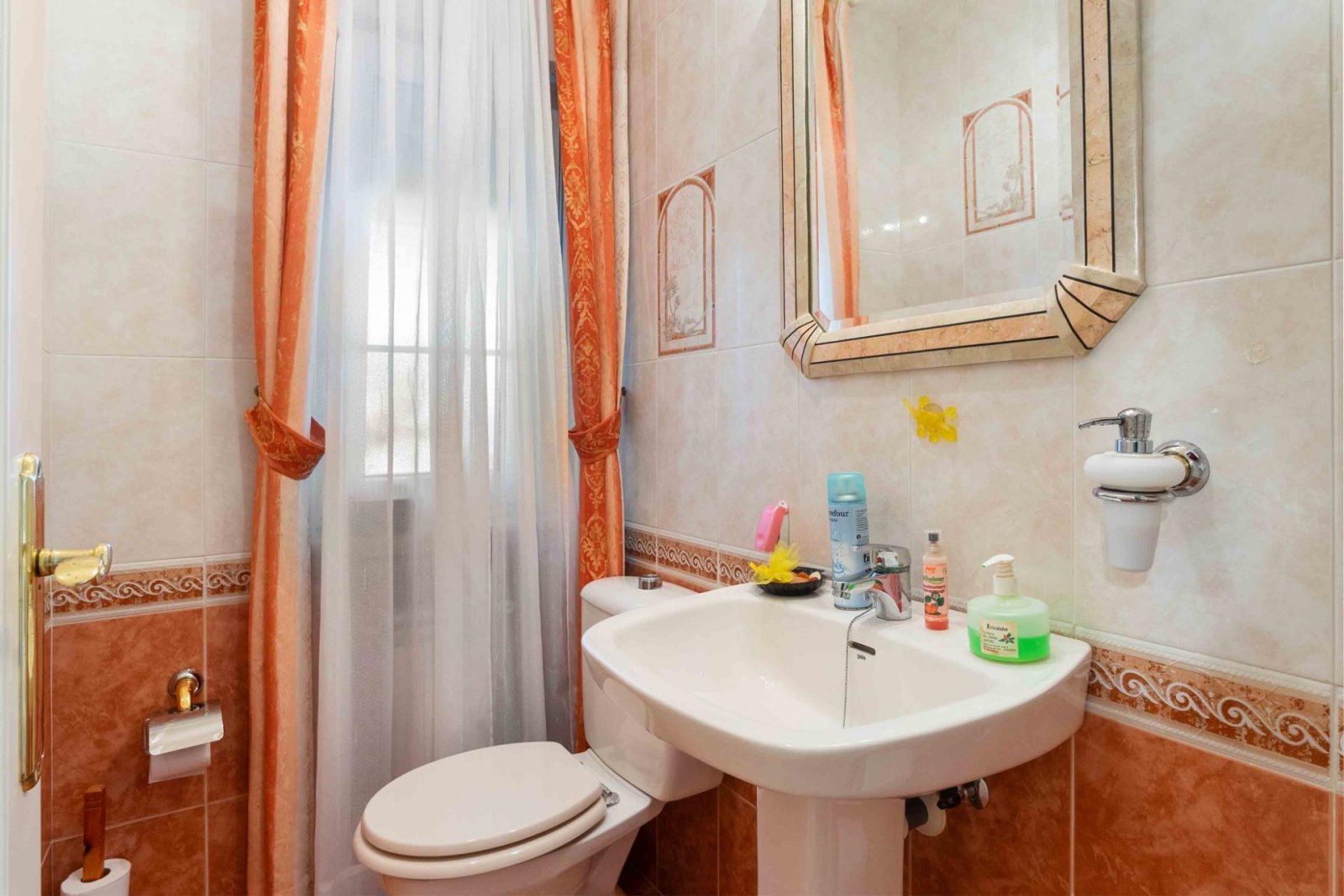Prächtige freistehende Villa mit 3 Schlafzimmern, 4 Bädern, Fitnessraum, Sauna, Garage und Privatpool nur 1 km vom Strand