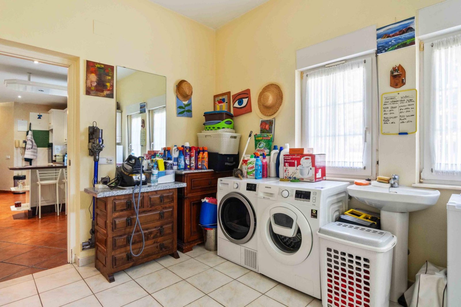 Prächtige freistehende Villa mit 3 Schlafzimmern, 4 Bädern, Fitnessraum, Sauna, Garage und Privatpool nur 1 km vom Strand