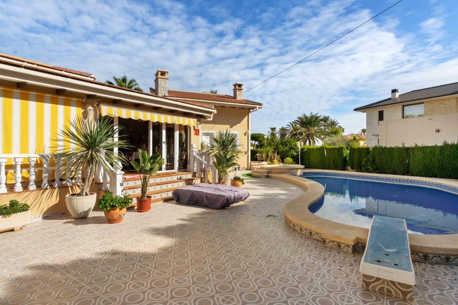 Prächtige freistehende Villa mit 3 Schlafzimmern, 4 Bädern, Fitnessraum, Sauna, Garage und Privatpool nur 1 km vom Strand