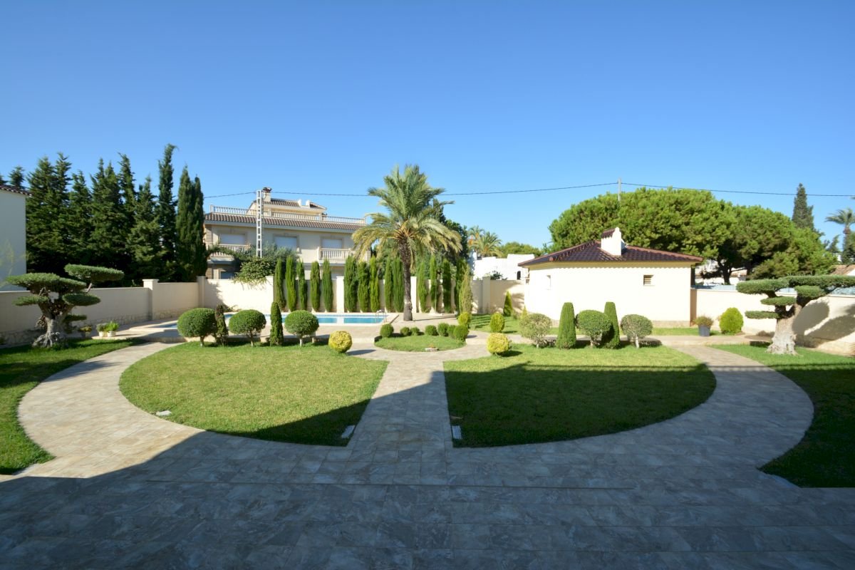 Wunderschöne, großzügige und exklusive Villa in der besten Gegend von Cabo Roig, nur 150 m vom Strand