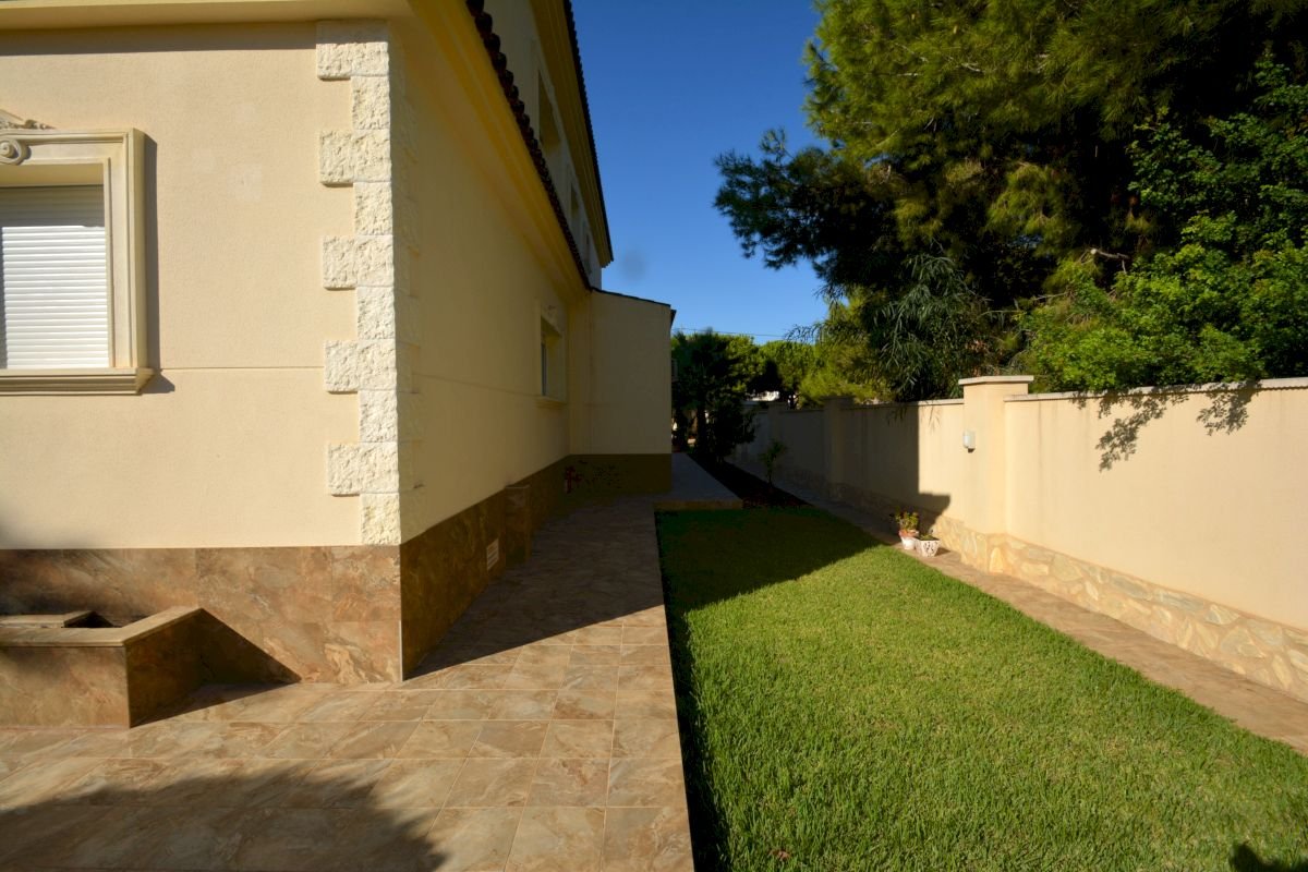 Wunderschöne, großzügige und exklusive Villa in der besten Gegend von Cabo Roig, nur 150 m vom Strand
