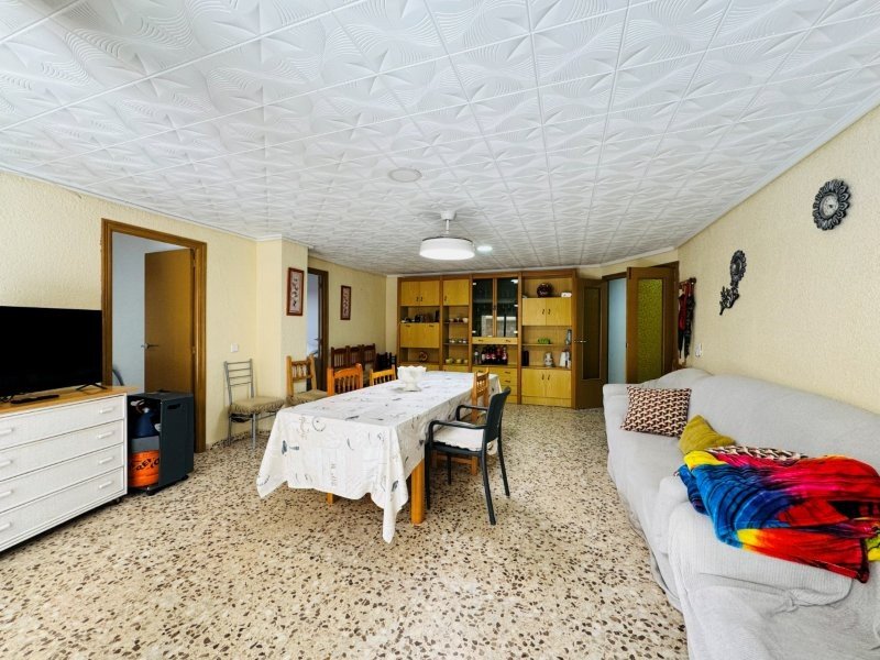 Großzügige Erdgeschoss-Wohnung mit 3 Schlafzimmern und 2 Bädern nur einen Katzensprung vom Strand