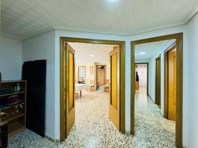 Großzügige Erdgeschoss-Wohnung mit 3 Schlafzimmern und 2 Bädern nur einen Katzensprung vom Strand