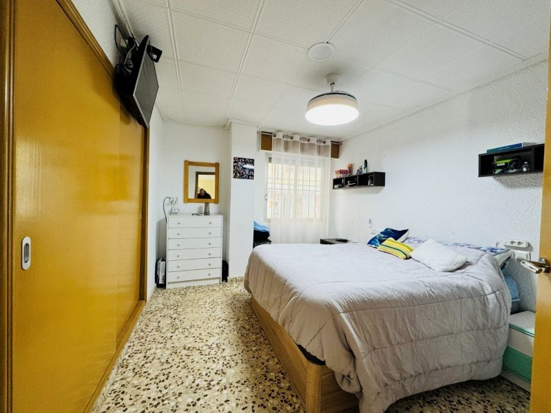 Großzügige Erdgeschoss-Wohnung mit 3 Schlafzimmern und 2 Bädern nur einen Katzensprung vom Strand