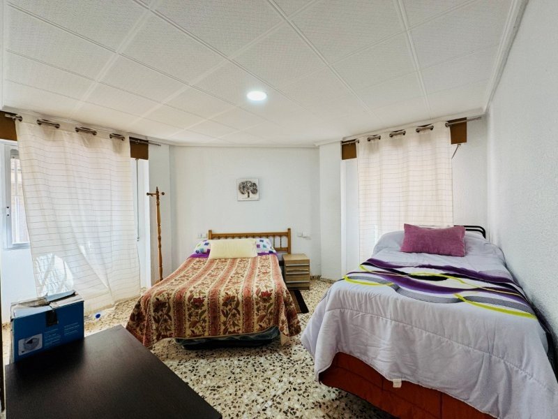 Großzügige Erdgeschoss-Wohnung mit 3 Schlafzimmern und 2 Bädern nur einen Katzensprung vom Strand