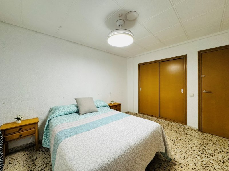 Großzügige Erdgeschoss-Wohnung mit 3 Schlafzimmern und 2 Bädern nur einen Katzensprung vom Strand