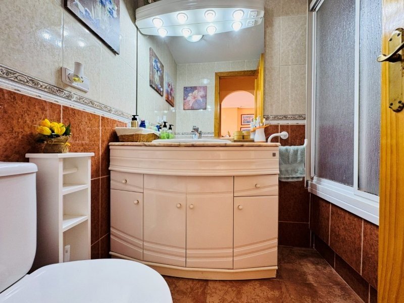Appartement mit 2 Schlafzimmern, 1 Bad, überdachtem Kzf-Stellplatz, Gemeinschaftspool und Meerblick