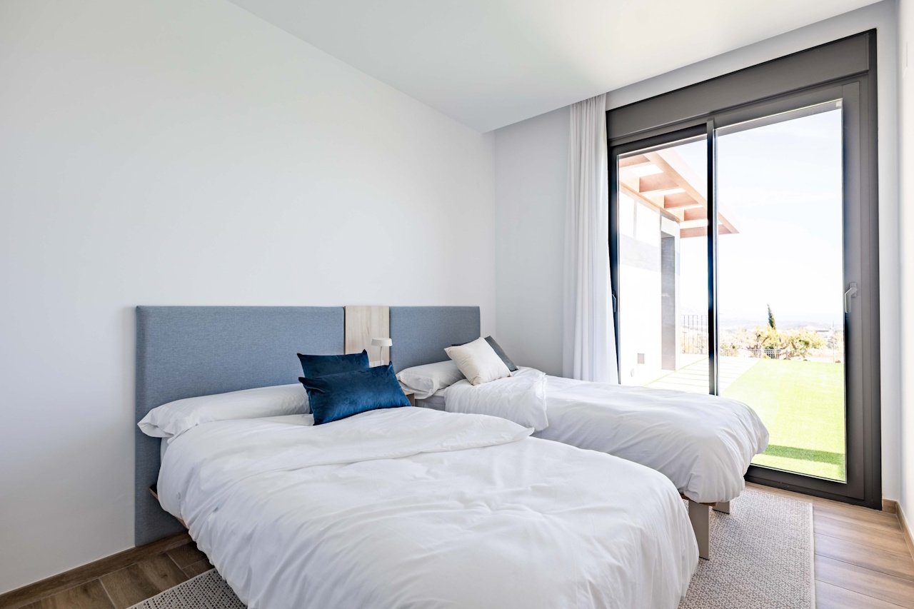 Eingeschossige Villen mit 3 Schlafzimmern, 2 Bädern, optionaler Dachterrasse, Klimaanlage, Meerblick, Kfz-Stellplatz und Privatpool